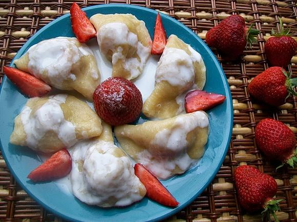 Pierogi z truskawkami i sosem waniliowym