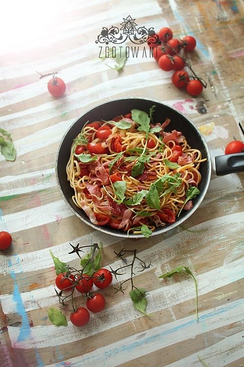Spaghetti z szynką szwarcwaldzką, pomidorami i rukolą