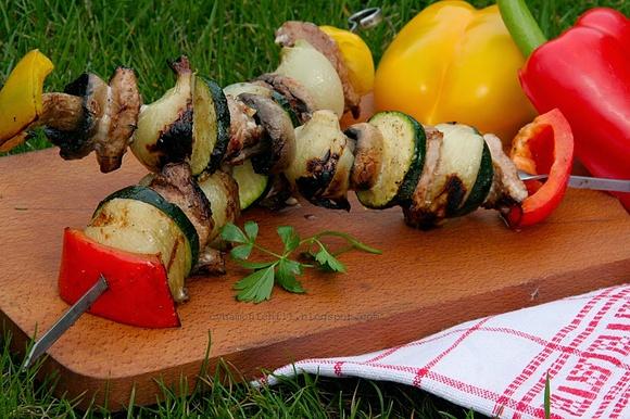Grillowany drobiowy szaszłyk z warzywami
