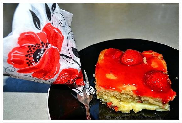 Drożdżowe ciasto z jagodami goji i truskawkami