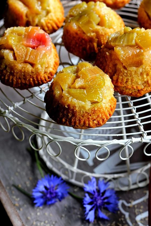 Muffinki z karmelizowanym rabarbarem