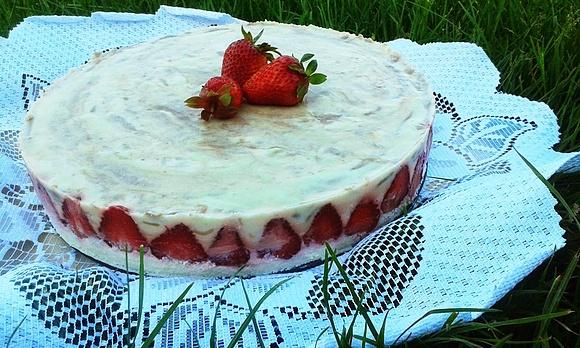 Sernik marmurek na zimno z truskawkami i galaretkami