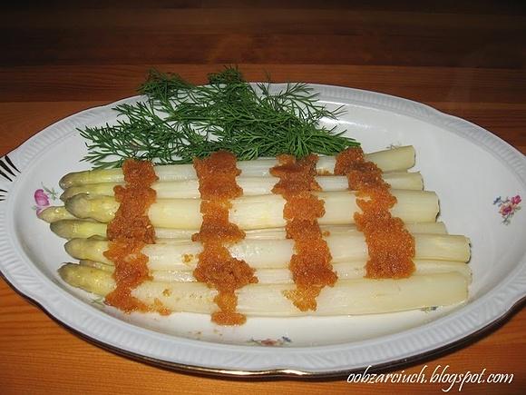 Szparagi z masłem i bułką tartą