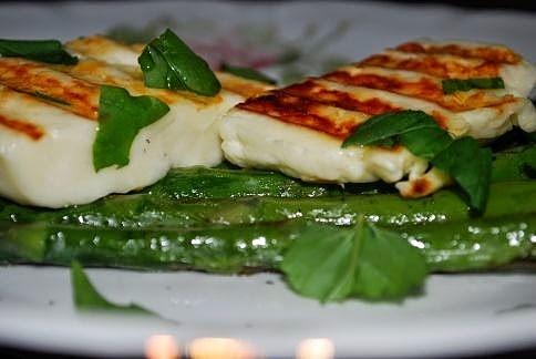Grillowany ser halloumi na zielonych szparagach
