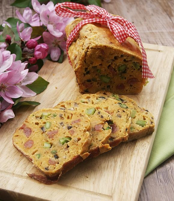 Chlebek paprykowy z kabanosami, pieczarkami i szparagami na oleju rzepakowym