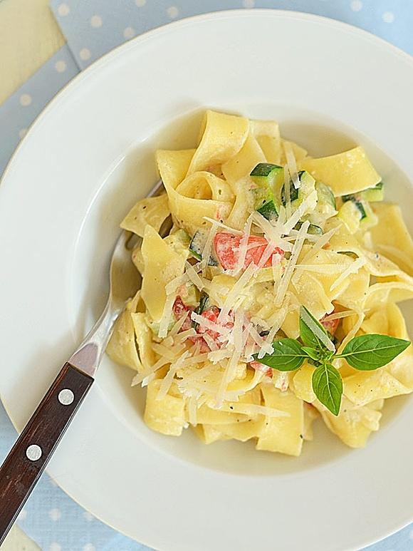 Makaron z sosem śmietankowym, pesto, cukinią i pomidorami na lato