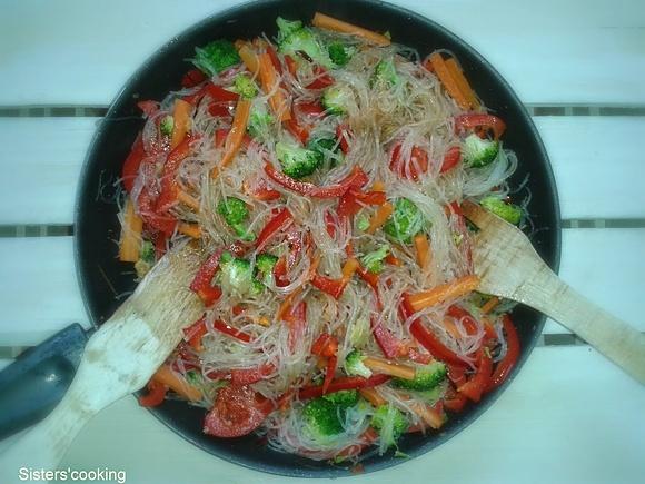 Warzywny stir-fry z makaronem sojowym