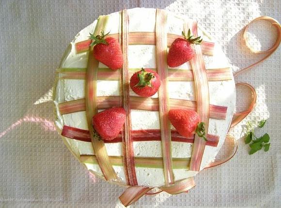 Tort rabarbarowo-truskawkowy