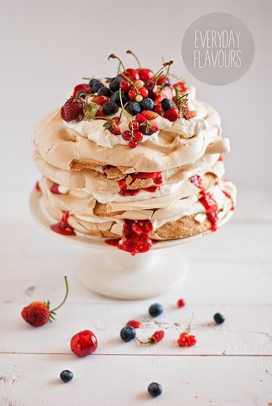 Kawaowy tort bezowy z bitą śmietaną i sosem truskawkowym