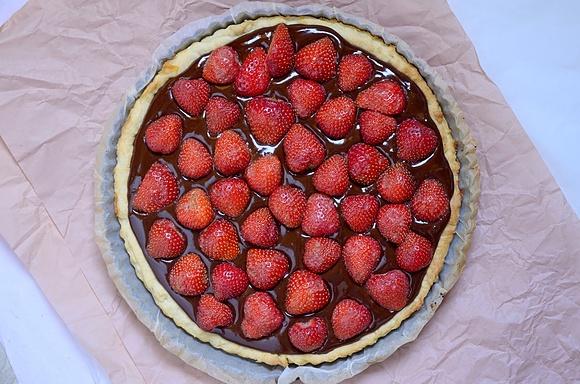 Tarta z truskawkami na karmelu i ganache czekoladowym