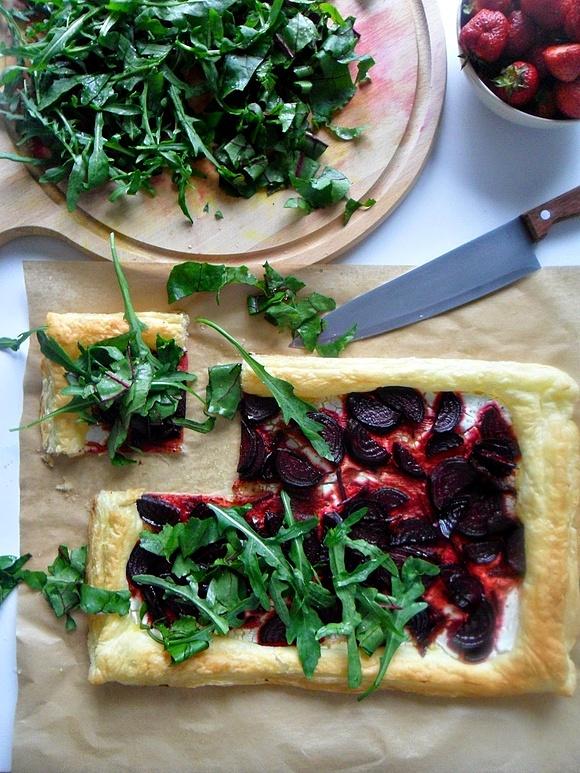 Tarta z karmelizowaną botwinką kozim serem i rukolą