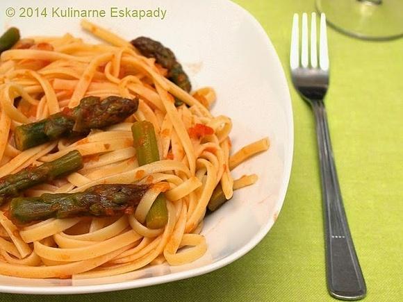 Makaron ze szparagami i pomidorowym sosem