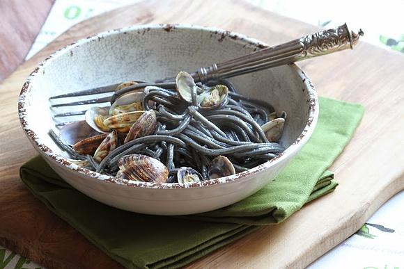 Spaghetti al nero di seppia z małżami w sosie białym