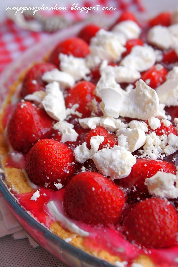 Tarta z bitą śmietaną i truskawkami