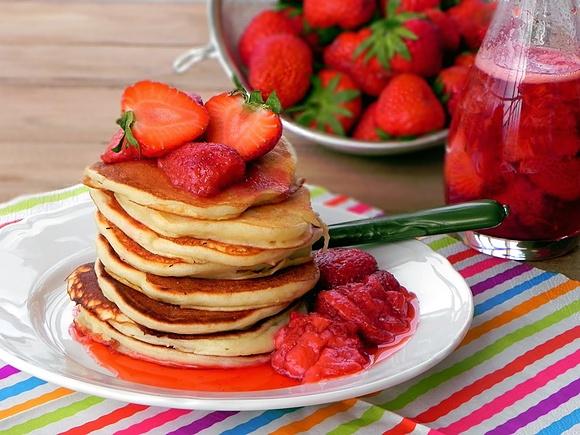 Pancakes jogurtowe z truskawkami