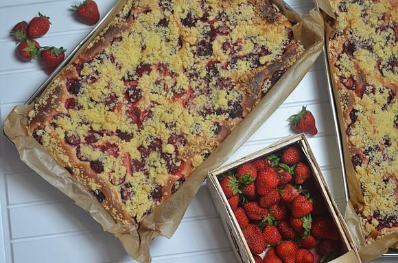Drożdżowe z truskawkami i kruszonką