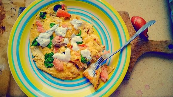 Śniadaniowy omlet z łososiem i szpinakiem