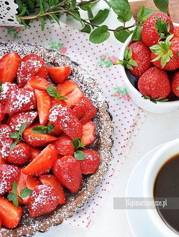 Tarta czekoladowa z truskawkami