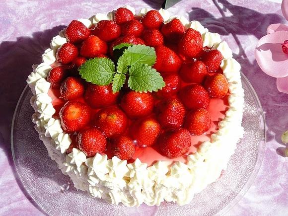 Tort ajerkoniakowy z truskawkami