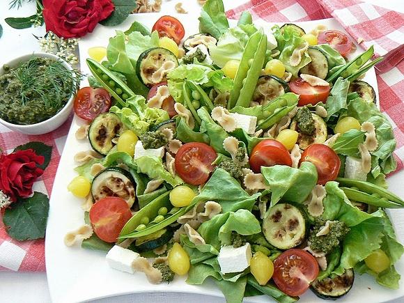 Sałatka z pesto i farfalle