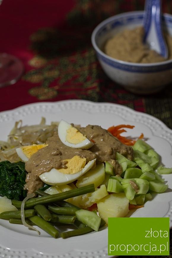 Indonezyjska sałatka gado gado z słodkim sosem orzechowym satay