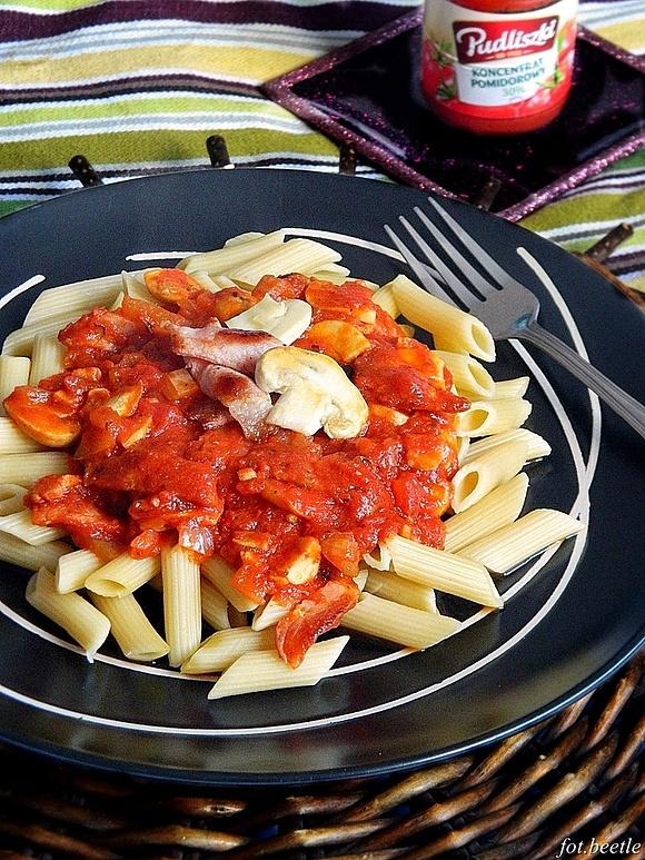 Penne w sosie pomidorowym z bekonem i pieczarkami