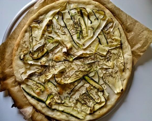 Pizza z cukinią i ziołami - dietetyczna propozycja