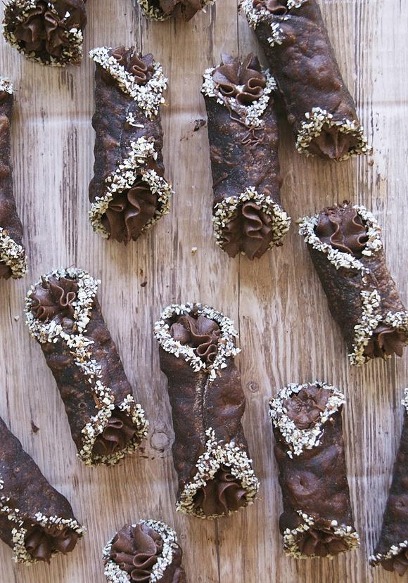 Podwójnie czekoladowe cannoli z ciasta z olejem rzepakowym