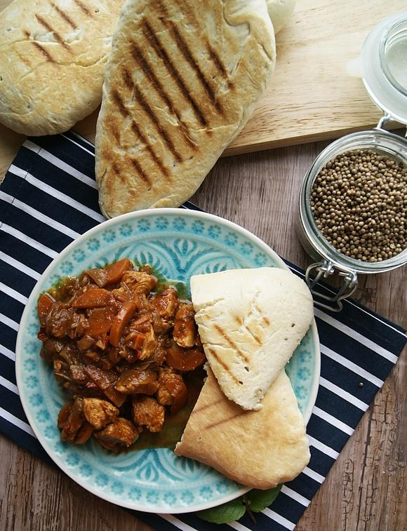 Indyjskie curry z kurczaka i chlebkami naan na oleju rzepakowym