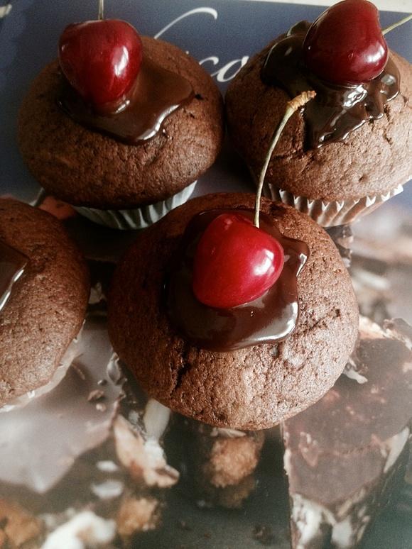 Muffinki migdałowo-czekoladowe bez mąki z czereśnią