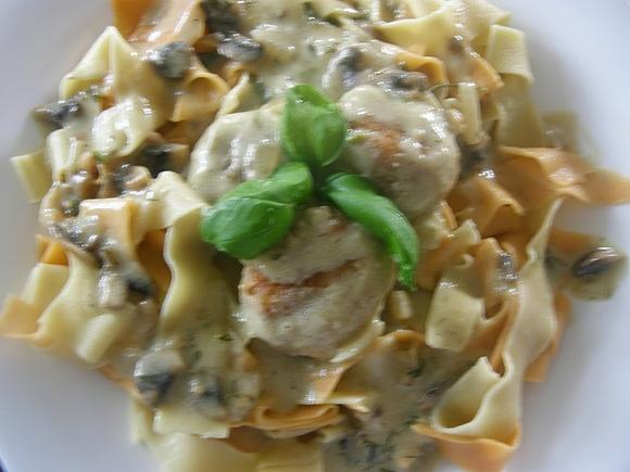 Kolorowe tagliatelle z sosem pieczarkowym i klopsami