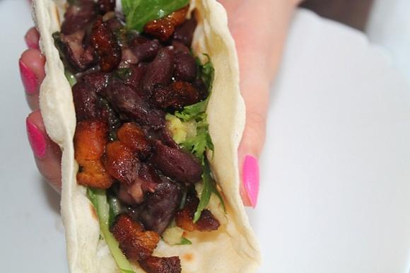 Tacos z boczkiem, fasolką i sałatką z awokado