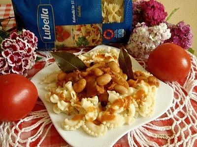 Młoda kapusta z fasolą w sosie pomidorowym z makaronem