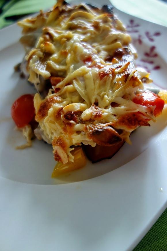 Kurczak z papryką i pieczarkami zapiekany pod beszamelem