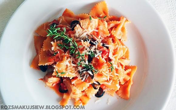 Makaron farfalle z kurczakiem, czarnymi oliwkami i mascarpone