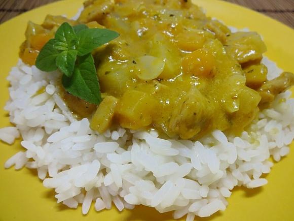 Kurczak w curry z dynią, ananasem i migdałami