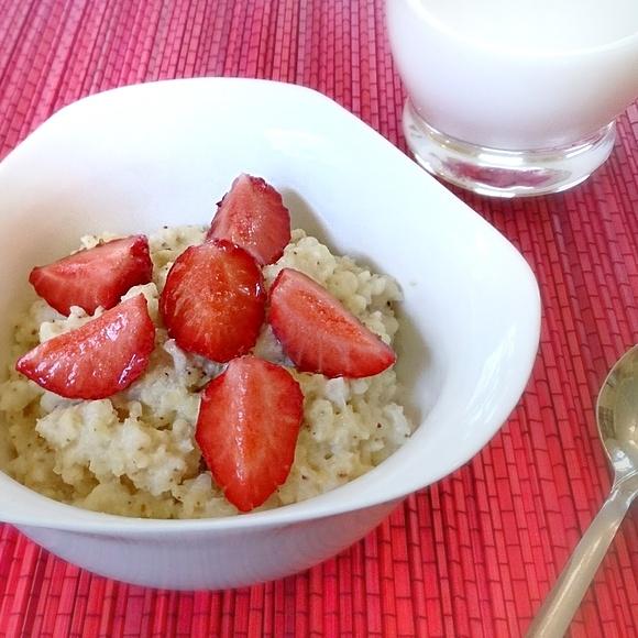 Kasza jaglana z orzechami nerkowca i truskawkami bez glutenu i mleka