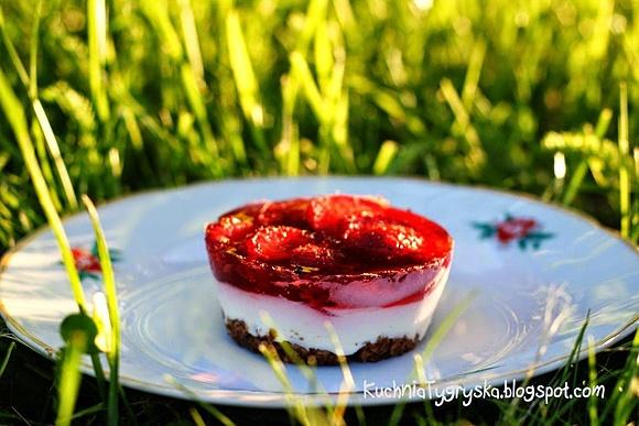 Mini serniczki truskawkowe