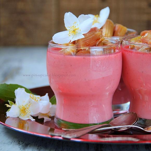 Truskawkowa panna cotta z pieczonym rabarbarem