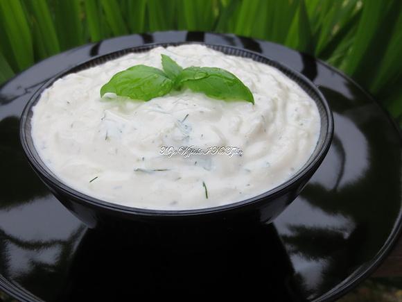 Tzatziki - grecki sos na bazie jogurtu i ogórka