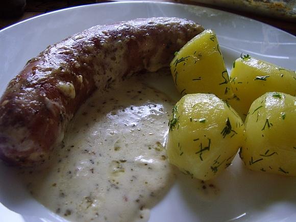 Pieczona biała kiełbasa w sosie żurkowym