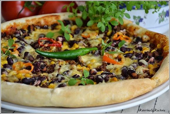Pizza meksykańska z mięsem mielonym kukurydzą i fasolą
