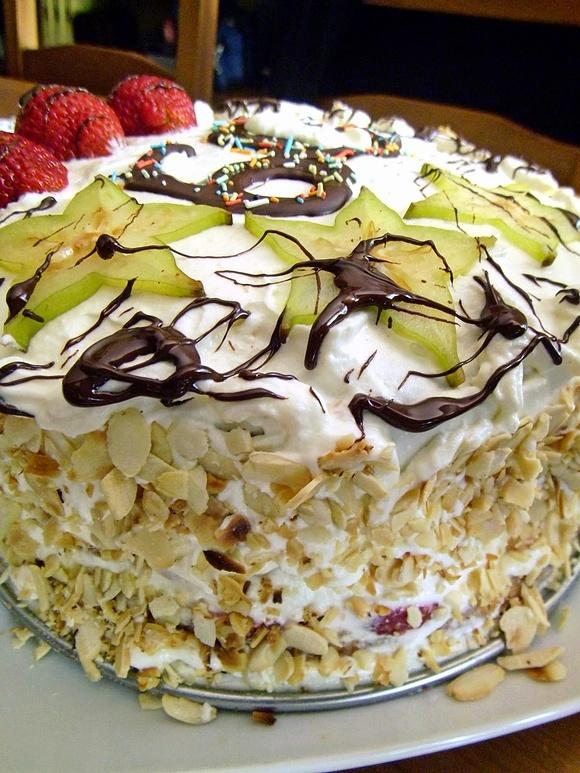 Tort śmietanowy z truskawkami