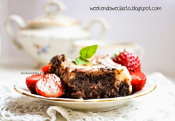 Brownie marmurkowe z truskawkami