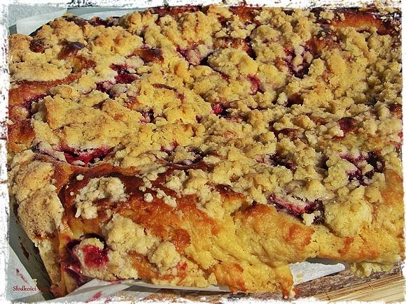 Ciasto drożdżowe z jogurtem naturalnym i truskawkami