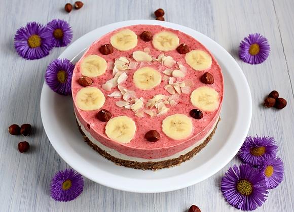 Witariański lodowy tort bananowo-truskawkowy
