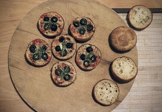 Mini pizza z anchois i muffinkowym ciastem na Mundial