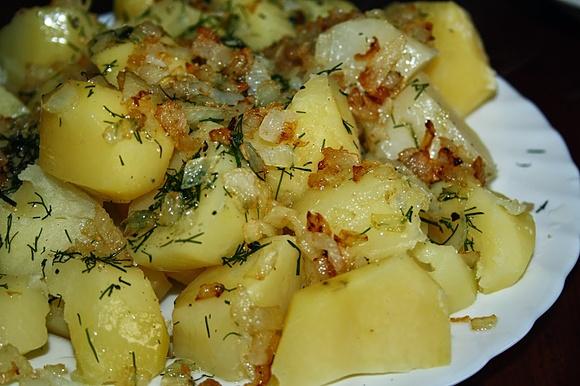 Chłopskie ziemniaczki gotowane z koperkiem i cebulą