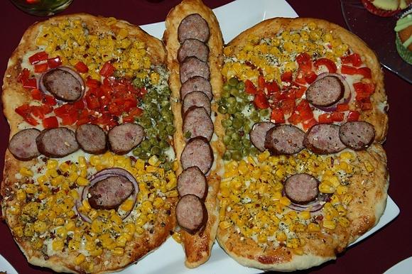 Pizza motylek z warzywami i kiełbasą
