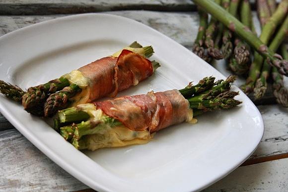 Szparagi zapiekane z szynką parmeńską